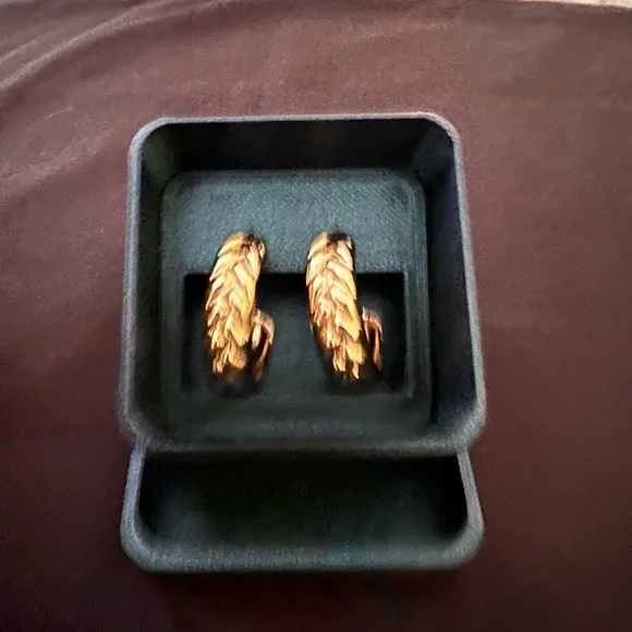 BUNDLE Betsey Johnson Colorful Cleansing Facial Wipes w/ gold tone earrings, - Picture 2 of 4